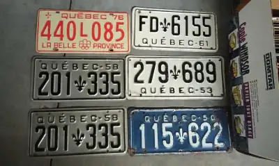 Plaques d'immatriculation, minéralogiques, licences, anciennes de prix variés (voir plus bas) Le cad...