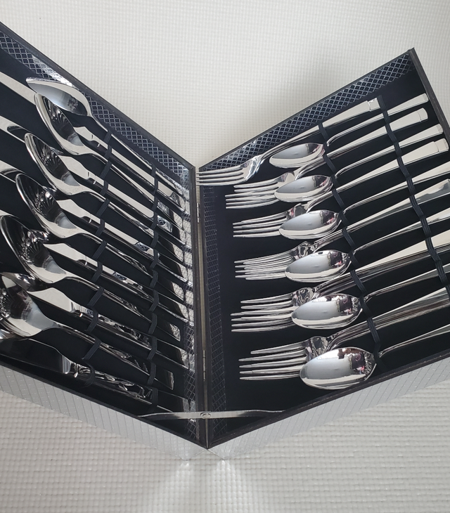 30 piece Flatware Set - comes with gift case in Kitchen & Dining Wares in City of Toronto - Image 6