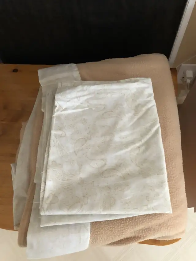 drap, santé et coton, couvre matelas, couverture en flanelle in Bedding in Edmundston - Image 2