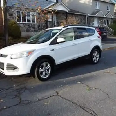 Ford Escape, modèle SE, Eco Boost 2L. 2014; 270000 km sièges chauffants le VUS a été traité à l'huil...