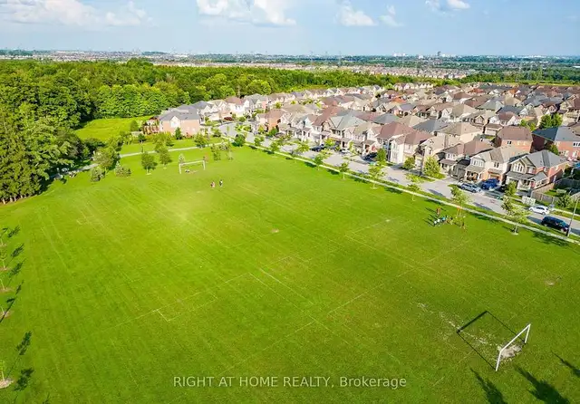 3 Bedroom Townhouse Overlooking Green space for Sale! in Condos for Sale in Oshawa / Durham Region - Image 4