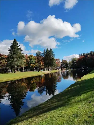 Petit chalet 3 saisons sur domaine privé avec accès a un petit lac baignable.