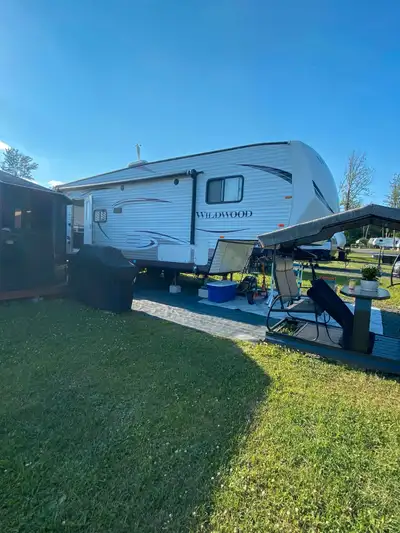 À VENDRE – Roulotte à sellette Forest River Wildwood 24RLS 2014 – 21 500 $ Roulotte à sellette Fores...