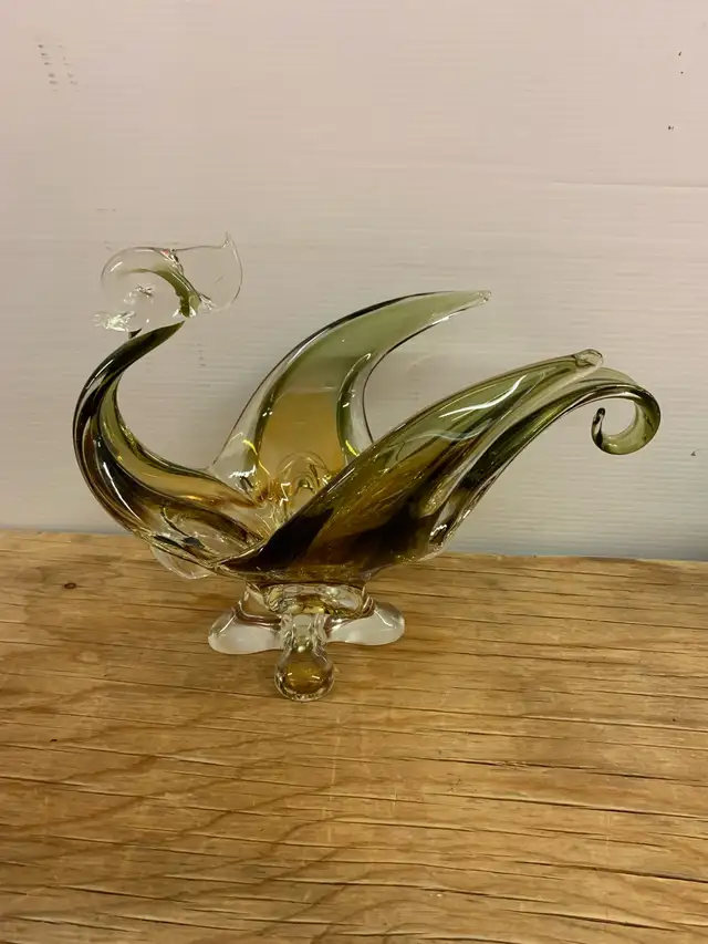 1950's Art Glass Swan Sculpture ~ Hand Made Free Form ~ Chalet in Arts & Collectibles in City of Montréal - Image 2