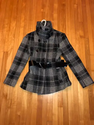 Manteau d'hiver pour femmes...Excellente condition. Grandeur : Medium Environnement sans fumée et an...