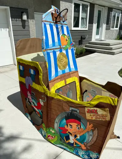 This pop up play tent/ship/house is great for kids and folds flat for easy storage! Pick up in St Vi...