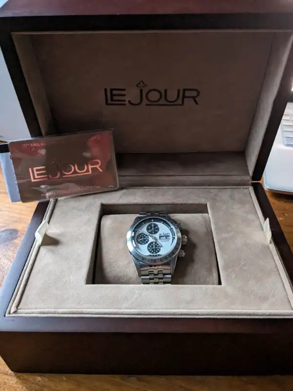 Le Jour chrono chronograph watch panda automatic MINT 42mm dans Bijoux et montres  à Longueuil/Rive Sud