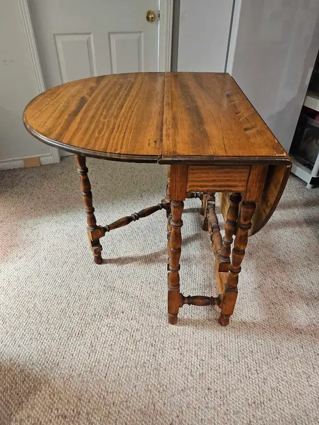 Gateleg Folding Dining Table in Dining Tables & Sets in Markham / York Region - Image 4