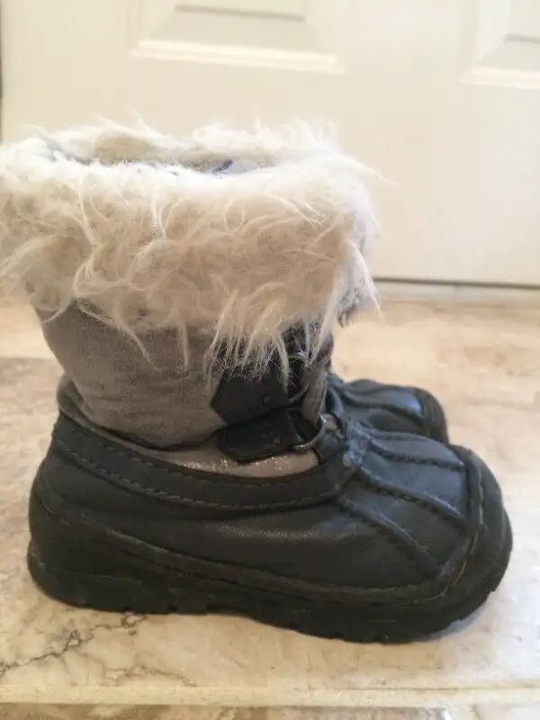 Many Girls Shoes (sizes 2 - 9) in Kids & Youth in Cambridge - Image 8