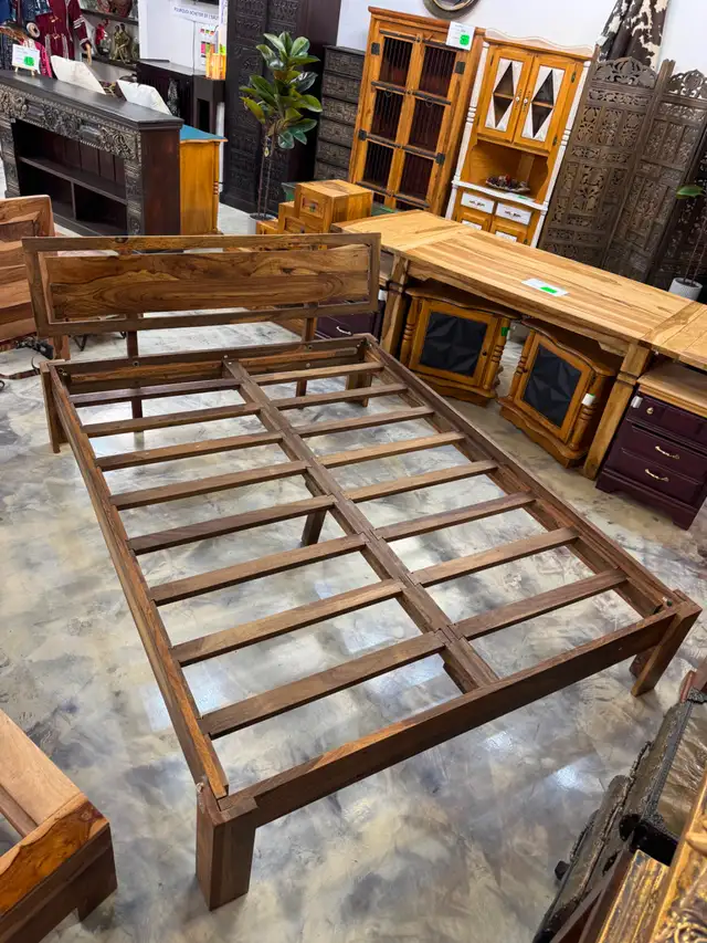 ✅ Base de Lit Queen bois de rose naturel, cadre lit Queen modern in Beds & Mattresses in City of Montréal - Image 3