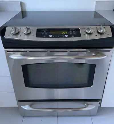 Cuisinière électrique encastrable GE Profile en très bon état et très propre. Panneau de commande, p...