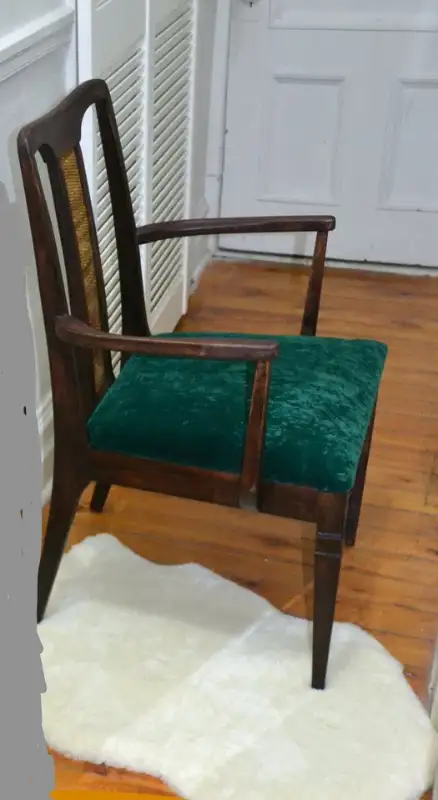 Vintage Wood / Rattan Chair With Emerald Green velvet Seat -$125 in Chairs & Recliners in City of Montréal - Image 4