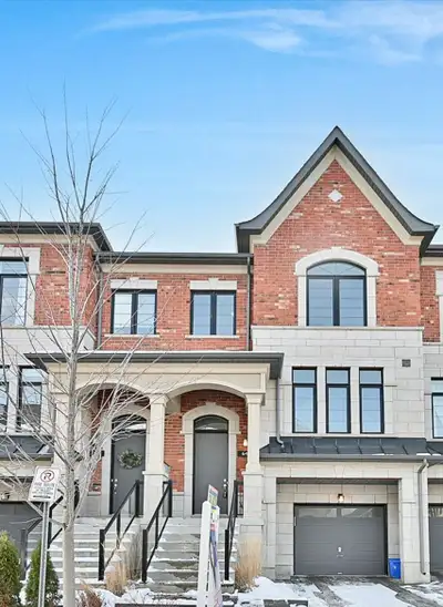 Spacious and well-maintained townhouse near Yonge St & Carrville Rd/16th Ave. This beautiful home fe...