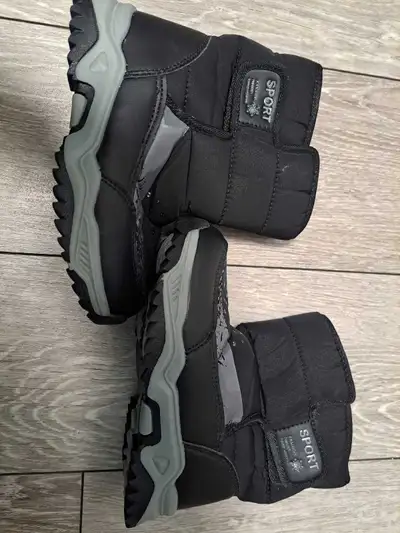 New Big Kids Black & Gray Fur Lined Snow Winter Boots; Size 1, View more