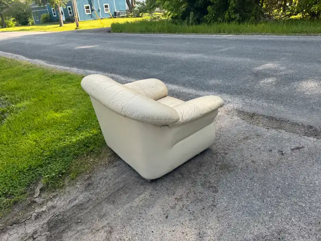 free armchair in Chairs & Recliners in Kingston - Image 4