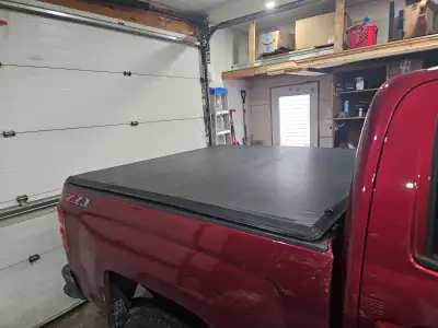 Tri-fold, buckles to hold when folded. In great condition.