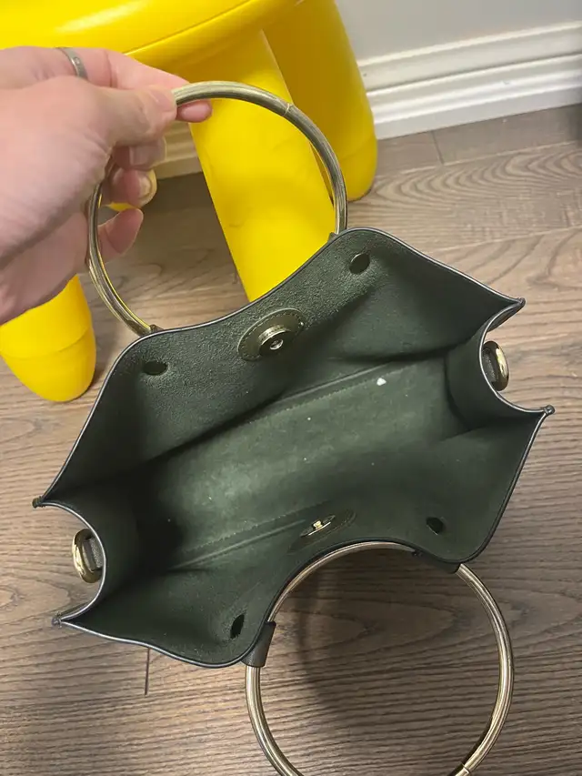 Woman’s Purse in Bags & Luggage in Oakville / Halton Region - Image 6