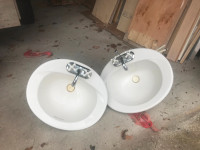2 éviers de salle de bain avec leur robinetterie