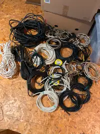 Plusieurs cables a/v, reseau... - Many a/v, network, etc cables
