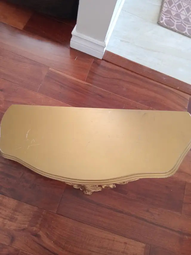 Vintage Ornate Oval Gold Gilt Framed Mirror w Shelf Sconce in Home Décor & Accents in Calgary - Image 6