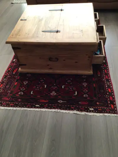 Coffee table with storage compartment and 5 doors. Very good condition, like new.