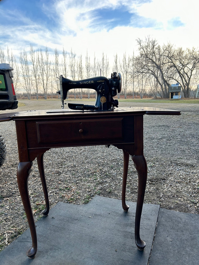 Singer sewing machine.  in Arts & Collectibles in Strathcona County