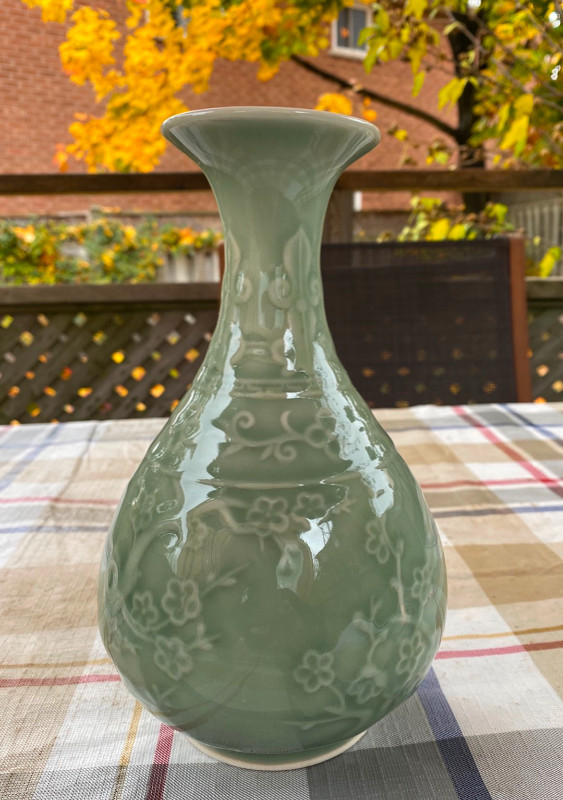 Chinese Celadon YuHuChun Ping Vase in Arts & Collectibles in Oakville / Halton Region - Image 3