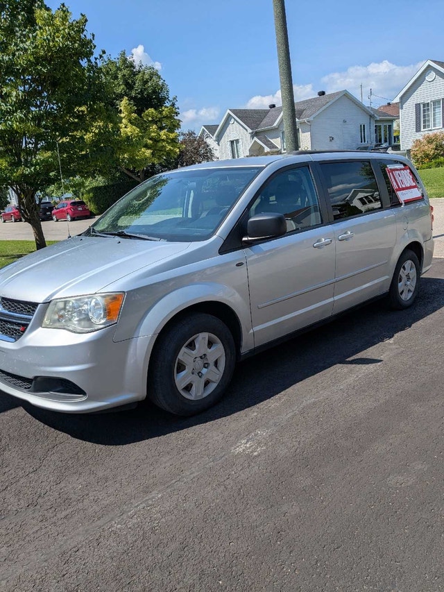 Auto Dodge Caravan 2012 stow and go