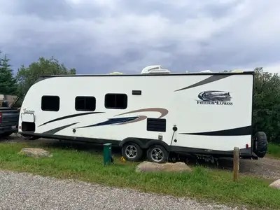 2014 Freedom Express 261SE Bunk Bed Model 26 feet of living space with no slides, comes in at 7000 l...