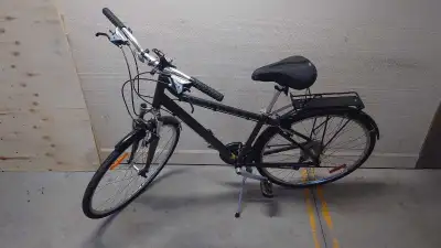 Vélo urbain randonnée fourche suspension, peu utilisé, 24 vitesses, porte-bagage, garde-boue avant e...