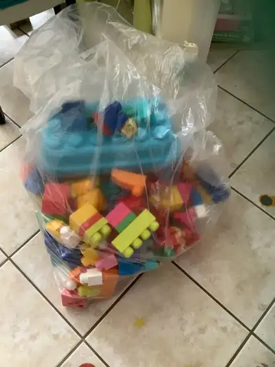 Get ready for hours of creative fun with this big bag of Mega Bloks! This collection of colourful, i...
