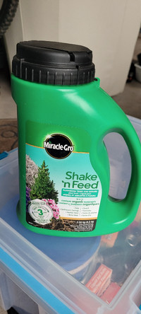 NEW Miracle-Gro Shake N Feed Flowering Trees & Shrubs fertilizer