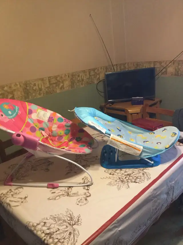 accessoire de bébé ( chaise,matelas,poussette,berceau in Multi-item in Longueuil / South Shore - Image 8