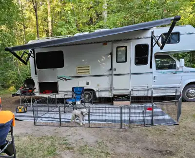 FALL SPECIAL: Spacious Ford E-350 chassis Class C motorhome has a white exterior. 24ft RV equipped w...