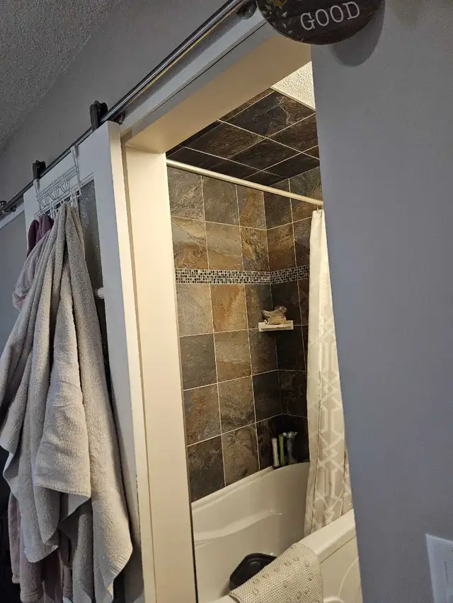 Furnished Ensuite room  in Alberta in Canada - Image 4