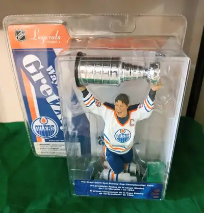 Brand new Wayne Gretzky McFarlane NHL Legends Series 4 Edmonton Oilers w/ Stanley Cup