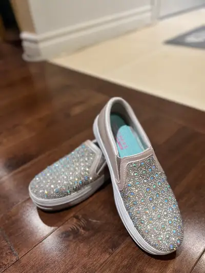 These adorable Skechers flats are the perfect mix of sparkle and comfort — ideal for little fashion...