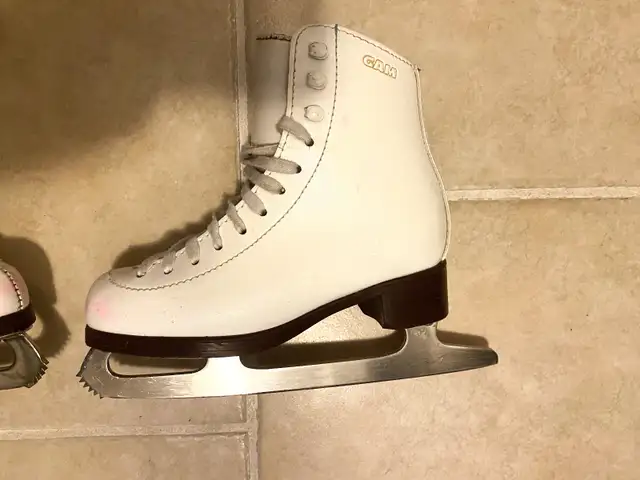 GAM Skates Girls Size 1 C Patins Fille Figure Skates Grandeur 1 in Skates & Blades in City of Montréal - Image 3