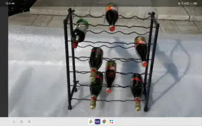 Cellier en acier pour 30 bouteilles de vin. Avec supports de caoutchouc. Dimensions : Longueur 20 Po...