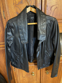 SUZY  LADIES FAUX LEATHER JACKET IN GOOD CONDITION #V0979