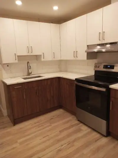 This spacious 3.5 apartment features a modern, renovated kitchen equipped with a stainless steel fri...