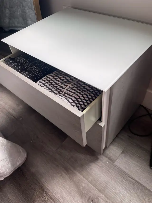 Queen bed & night stands 528934511523276804