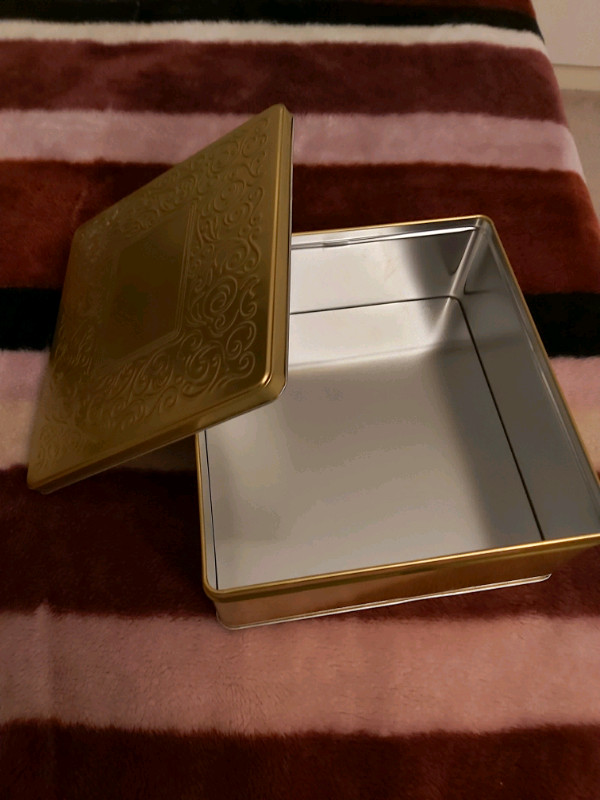 Gold Empty Tin Box- craft, wedding, money box, storage dans Art et objets de collection  à Ville de Toronto - Image 2