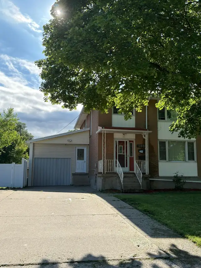 Nice main floor  2 bedroom unit - utilities included