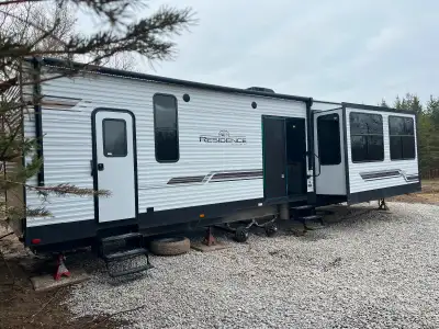 Keystone Residence destination trailer 40MKTS highlights: * Middle Kitchen * Theatre Seating * Kitch...