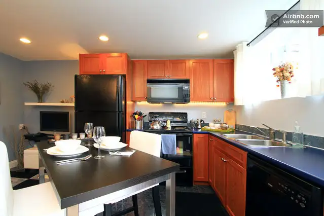 Fully Furnished 1-Bedroom Recently Renovated Suite - Vancouver in British Columbia in Canada - Image 3