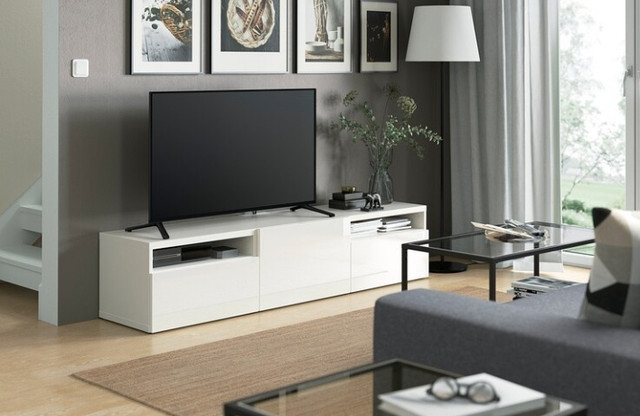Table tv IKEA dans Meubles de télé et unités de divertissement  à Ville de Montréal
