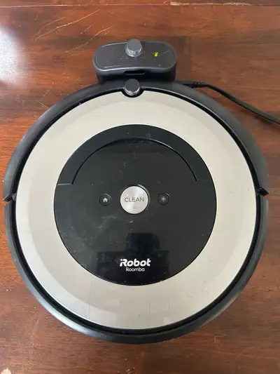 Roomba e5 en bonne état pas utilisé depuis un moment marche bien vien avec le chargeur les rouleaux...