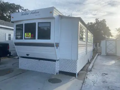 Roulotte de parc Golden Falcon 1998 de 40 pieds, située à Kissimmee au centre de la Floride à 15 min...