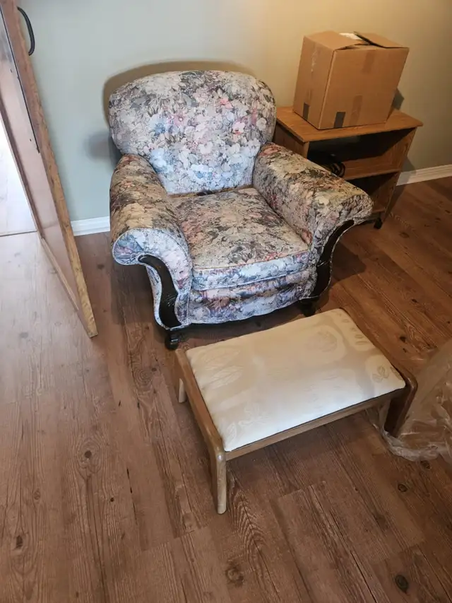 Canapé trois place et fauteuil in Couches & Futons in Saint-Hyacinthe - Image 3